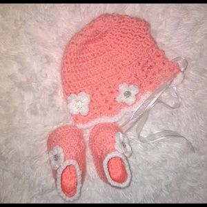 Gorristo y zapatos tejidos